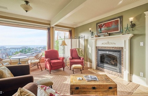 Newport Casa | Walkable to Beach, Bayfront, Breweries