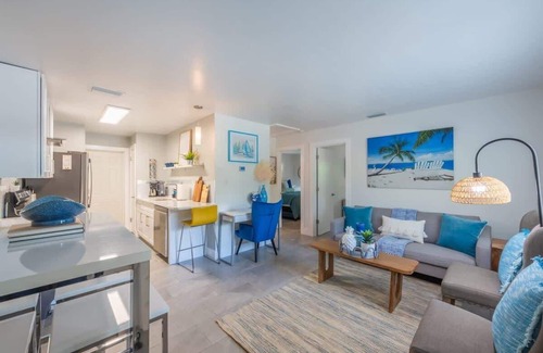 Gillespie Park Cabaña | Walkable to Downtown and Parks Brand New Furniture
