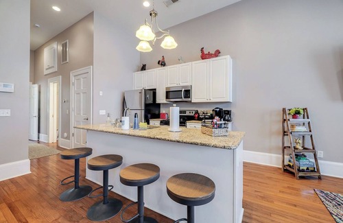 Metropolitan Condominio | Walkable to Forsyth Park, queen bed, spacious and super comfy