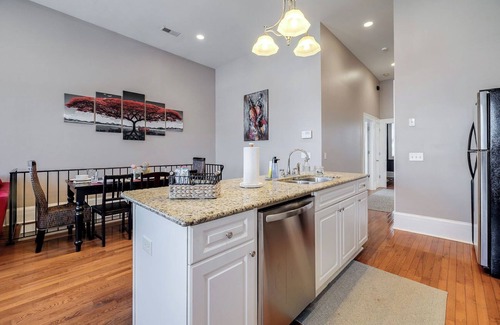 Metropolitan Condominio | Walkable to Forsyth Park, queen bed, spacious and super comfy
