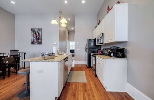 Metropolitan Condominio | Walkable to Forsyth Park, queen bed, spacious and super comfy