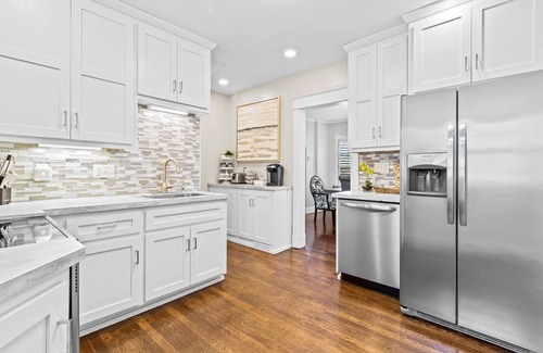 Country Club Plaza Area Casa | Walkable to the Plaza & UMKC + Parking