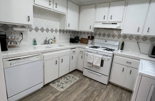 Huntington Beach Condominio | Walking Distance to the Beach!