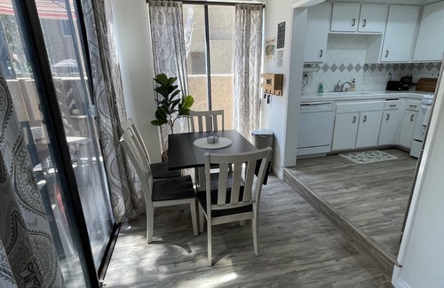 Huntington Beach Condominio | Walking Distance to the Beach!