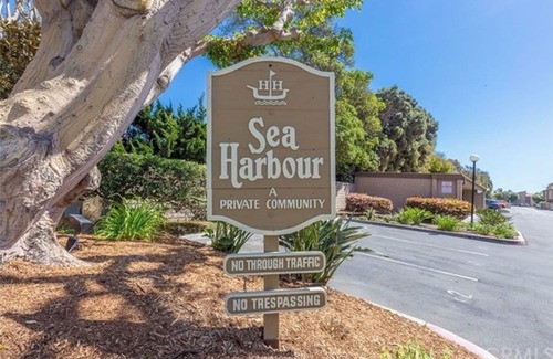 Huntington Beach Condominio | Walking Distance to the Beach!