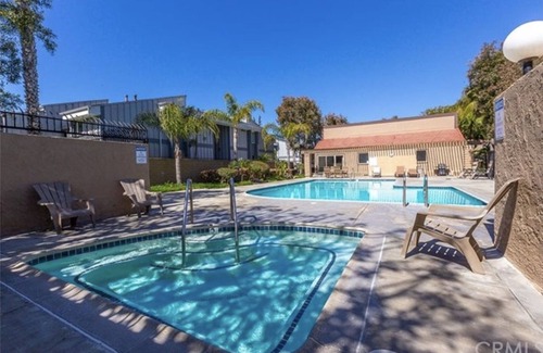 Huntington Beach Condominio | Walking Distance to the Beach!