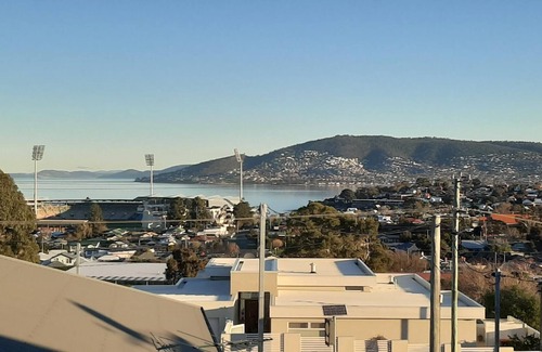 Bellerive Apartamento | Walking Distance Blundstone Arena, Public Transport and Shopping