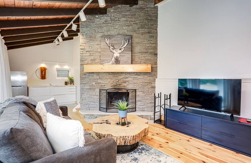 The Blue Mountains Chalet De Esquí | Walking distance to village! HOT TUB & SAUNA