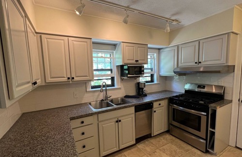 East Lansing Casa | Walking Distance to MSU! Charming 3 bedroom, 1.5 bathroom house.
