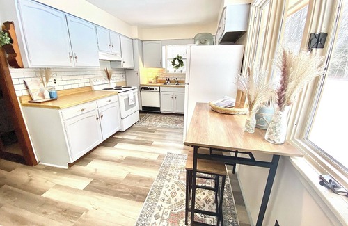 Benzonia Cabina | Walking distance to Betsie River & 10 minutes to Lake Michigan & Crystal Mnt!