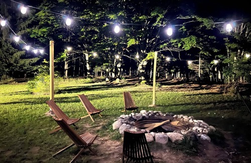 Benzonia Cabina | Walking distance to Betsie River & 10 minutes to Lake Michigan & Crystal Mnt!