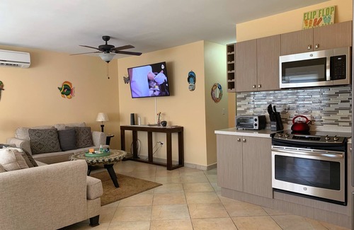 Palm Beach Condominio | Walking distance to Beach from Flip Flop Condo-Sleeps 6