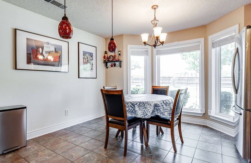 Southwest Arlington Casa | Walking Distance To Everything! *Fenced Yard*Pool*