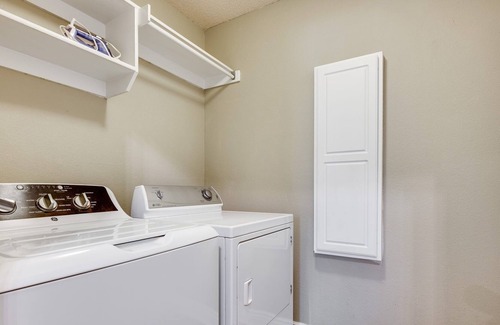 Southwest Arlington Casa | Walking Distance To Everything! *Fenced Yard*Pool*
