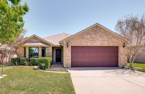 Southwest Arlington Casa | Walking Distance To Everything! *Fenced Yard*Pool*