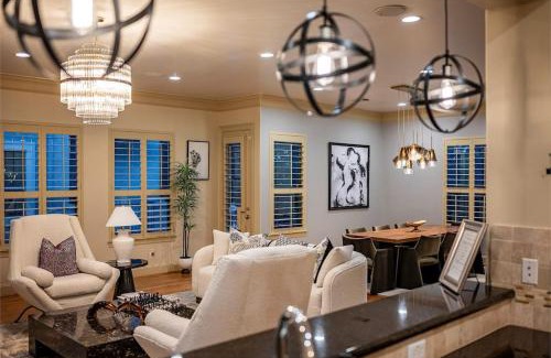 Houston Casa | Walking Distance to Galleria Mall and River Oaks District Modern Home