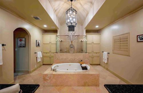 Houston Casa | Walking Distance to Galleria Mall and River Oaks District Modern Home