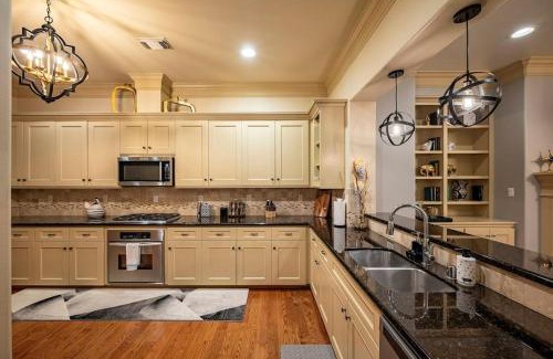 Houston Casa | Walking Distance to Galleria Mall and River Oaks District Modern Home
