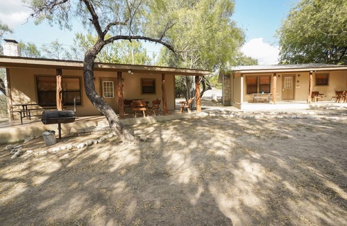 Sabinal Cabina | Walking distance to the Frio River, access to shared pool