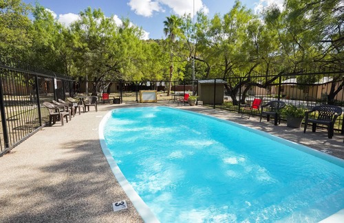 Sabinal Cabina | Walking distance to the Frio River, access to shared pool