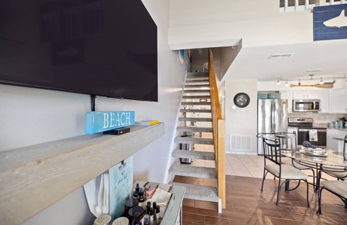 Frangista Beach Condominio | Walking distance to the beach, the Whale’s Tail & Pompano Beach!