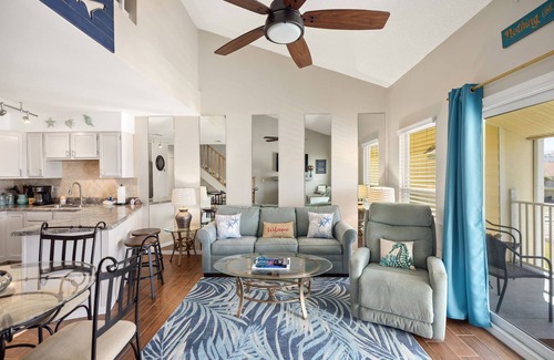 Frangista Beach Condominio | Walking distance to the beach, the Whale’s Tail & Pompano Beach!