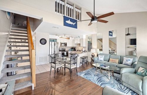 Frangista Beach Condominio | Walking distance to the beach, the Whale’s Tail & Pompano Beach!