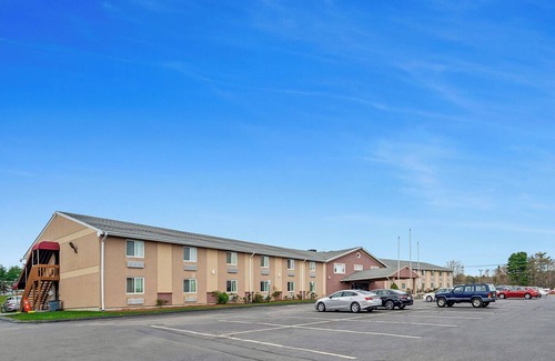 Foxboro Casa | Walking Distance to Nature Trail & Cranberry Bog! FREE Breakfast & Parking!