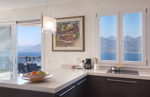 Torri del Benaco Apartamento | Wally’s Terrace Apartment With Pool