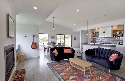 Shadforth Casa | Walnut Grove: Modern comfort with expansive views