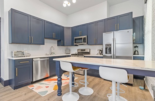 Cincinnati Casa | Walnut Hills Mansion-sleeps14! TVs in every room!