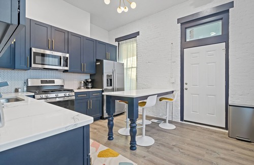 Cincinnati Casa | Walnut Hills Mansion-sleeps14! TVs in every room!
