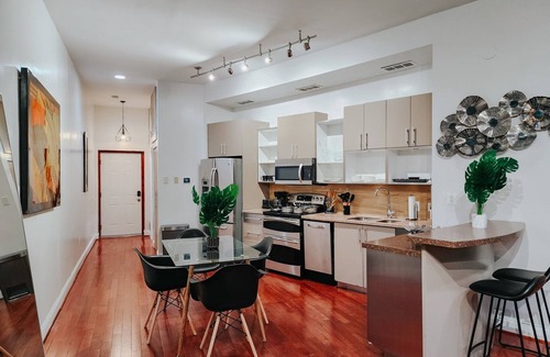Midtown Village Apartamento | Walnut Mega Kingdom/King Bed/85" TV/Arcades