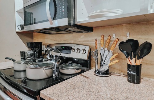 Midtown Village Apartamento | Walnut Mega Kingdom/King Bed/85" TV/Arcades