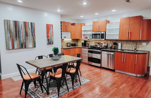 Gayborhood Apartamento | Walnut St Kingdom/King Bed/85" TV/Arcades