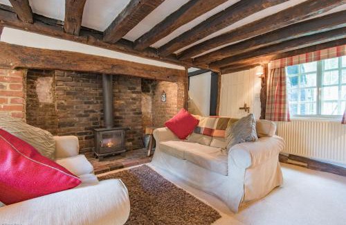 Faversham Casa | Walnut Tree Cottage by Bloom Stays