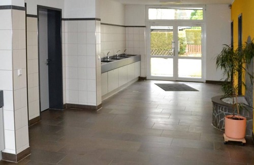 Mittelhof Alquiler De RV | Wanderer Zimmer 1 - Campingplatz im Eichenwald