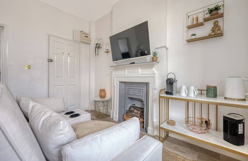 Wanstead Apartamento | Wanstead Gem – Bright, Cosy & Immaculate High Street Apartment in East London