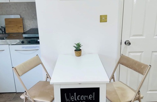 Wanstead Apartamento | Wanstead Gem – Bright, Cosy & Immaculate High Street Apartment in East London