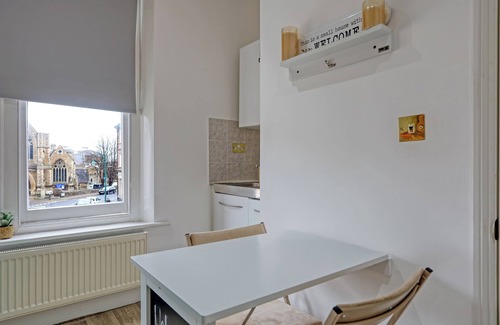 Wanstead Apartamento | Wanstead Gem – Bright, Cosy & Immaculate High Street Apartment in East London