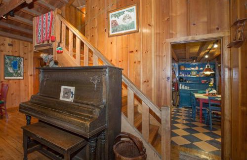 Sunnyside Casa | Ward Creek Retreat - Cozy Old Tahoe Cabin w Short Drive to Ski Resorts Pet Friendly