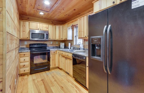 Wardensville Cabina | Wardensville Cabin w/ Hot Tub, Creek & Fire Pit!