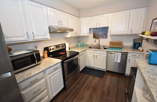 St. Marys Casa | Warm and Bright Pet Friendly Home with Full Privacy Fenced Backyard!