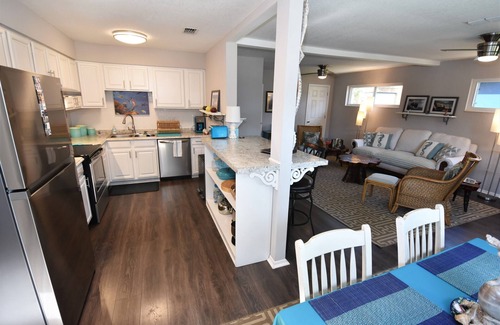 St. Marys Casa | Warm and Bright Pet Friendly Home with Full Privacy Fenced Backyard!