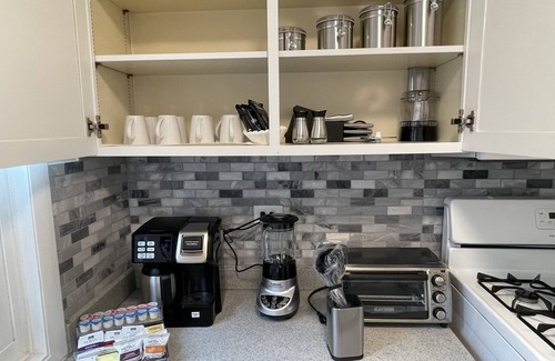 Winnetka Casa | Warm and Cheerful 3 Bedroom Winnetka Townhouse