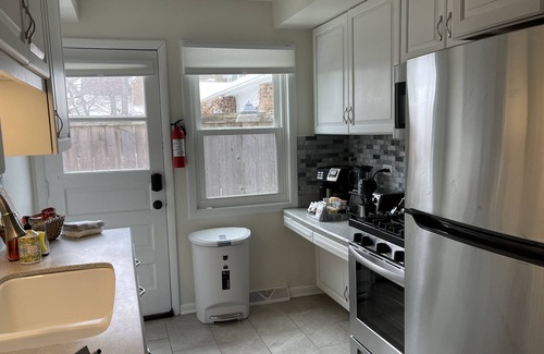 Winnetka Casa | Warm and Cheerful 3 Bedroom Winnetka Townhouse