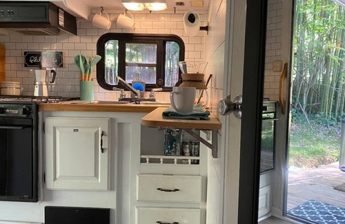 Asheville Casa | Warm and Cozy, Vintage, Camper 8 Minutes from the heart of Asheville