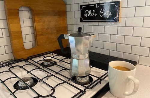 Asheville Casa | Warm and Cozy, Vintage, Camper 8 Minutes from the heart of Asheville