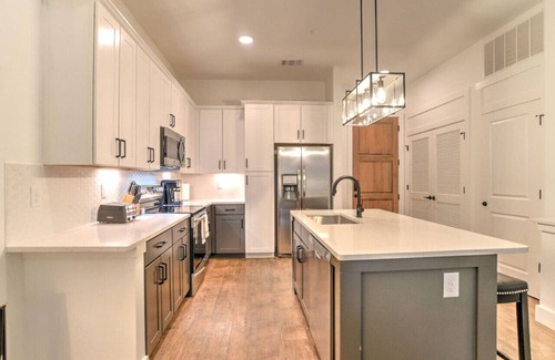Downtown Asheville Apartamento | Nuevo y lujoso condominio de 1 hab / 1 baño ubicado en el corazón del centro de Asheville ~ 55 S. Unidad de mercado # 204
