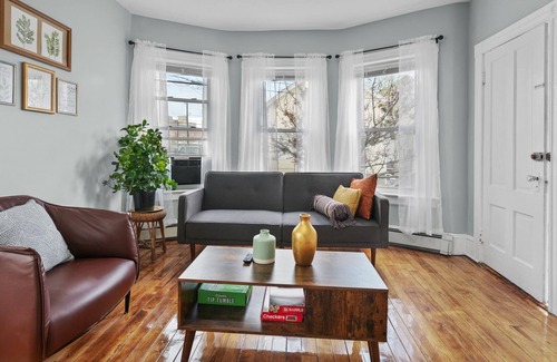 Upper South Providence Apartamento | Warm and Stylish, close to Hospitals and Downtown